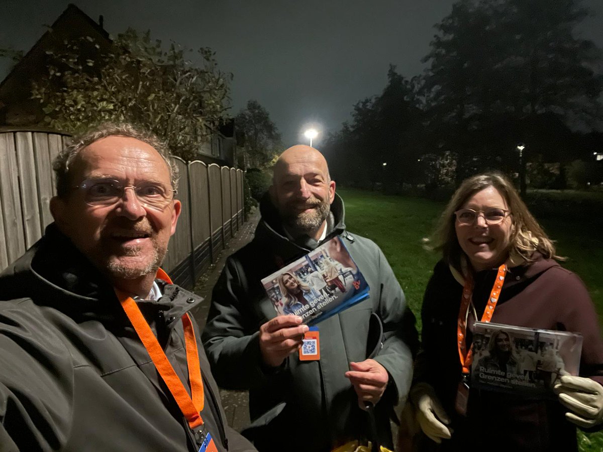 Onze Marc, Feddo en Eveline waren vanavond weer op pad voor de campagne! Ditmaal in de wijk Achterveld. 

Ga stemmen op 22 november. Kies VVD.