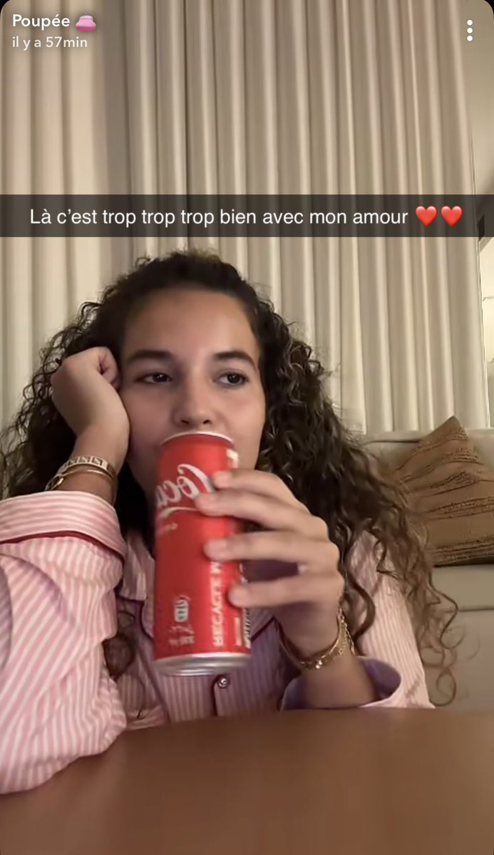 AlyaHa57524303's tweet photo. Elle montre clairement qu’elle est contre la Palestine 🇵🇸 😡le monde boycotte Coca-Cola et elle elle met bien en évidence sa p@tAin de canette… LA SI VOUS NE LA BOYCOTTEZ PAS C QUE Vs CAUTIONNEZ LA TUERIE CHEZ NOS FRÈRES PALESTINIENS 🇵🇸Moi c fini #poupettekenza https://t.co/5jm9UNEQWd