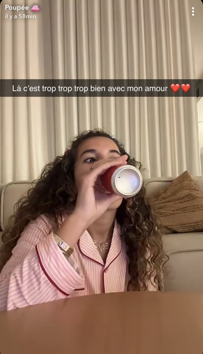 AlyaHa57524303's tweet photo. Elle montre clairement qu’elle est contre la Palestine 🇵🇸 😡le monde boycotte Coca-Cola et elle elle met bien en évidence sa p@tAin de canette… LA SI VOUS NE LA BOYCOTTEZ PAS C QUE Vs CAUTIONNEZ LA TUERIE CHEZ NOS FRÈRES PALESTINIENS 🇵🇸Moi c fini #poupettekenza https://t.co/5jm9UNEQWd