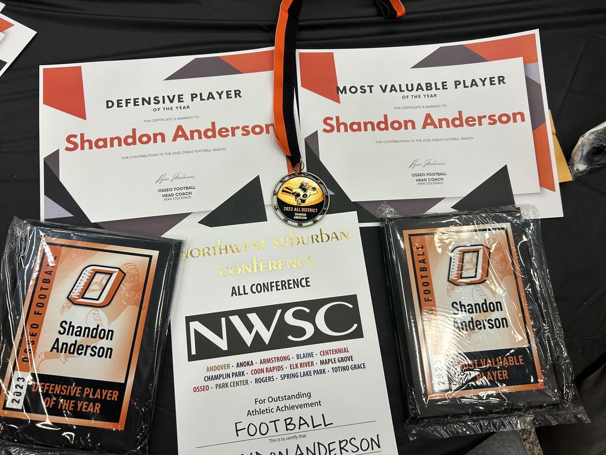 ShandonA_3's tweet photo. Awards from my senior season❤️🐧 https://t.co/II9CdCBOmv