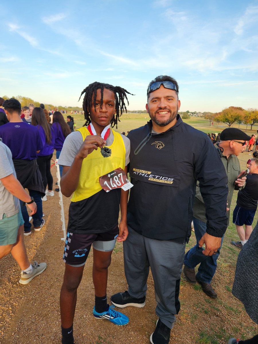 NavoAthletics's tweet photo. When an athlete decides to try XC and gets District Runner-up!! Congratulations Rashad and great job to all our panther competing in the District Cross Country meet today!! @Navo_DISD @BengalLifestyle @BraswellTF #WeAreNavo #KCW https://t.co/HwVl6QZjQ5