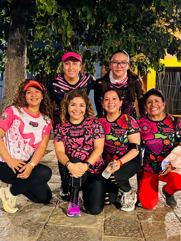 RunInOaxaca's tweet photo. ¡Con la playera bien puesta! 

Gracias por seguir pintando sus kilómetros de rosa. 

#RunInOaxaca #ChicasRunIn #Oaxaca https://t.co/omULuYkH0U