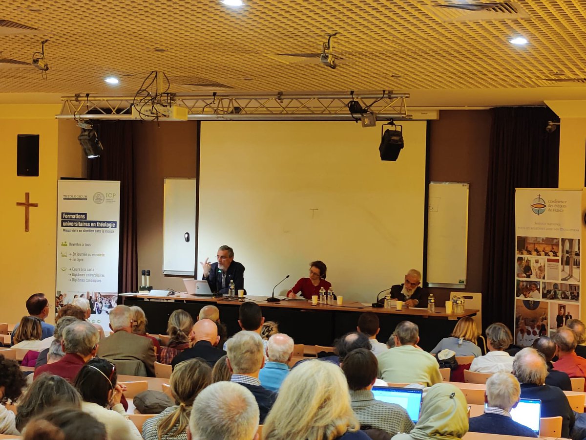 galatacla's tweet photo. Dire Dio in Dialogo in tempi bui, coscienti che questo implichi dare nuova consistenza all'unicità sacra dell'essere umano. La sfida interpella ancora molti: ce lo testimonia un anfiteatro affollato all'Université Catholique di Parigi.
#SNRM
@frJFBour
@PVincentFeroldi https://t.co/qSnKpmgVDs