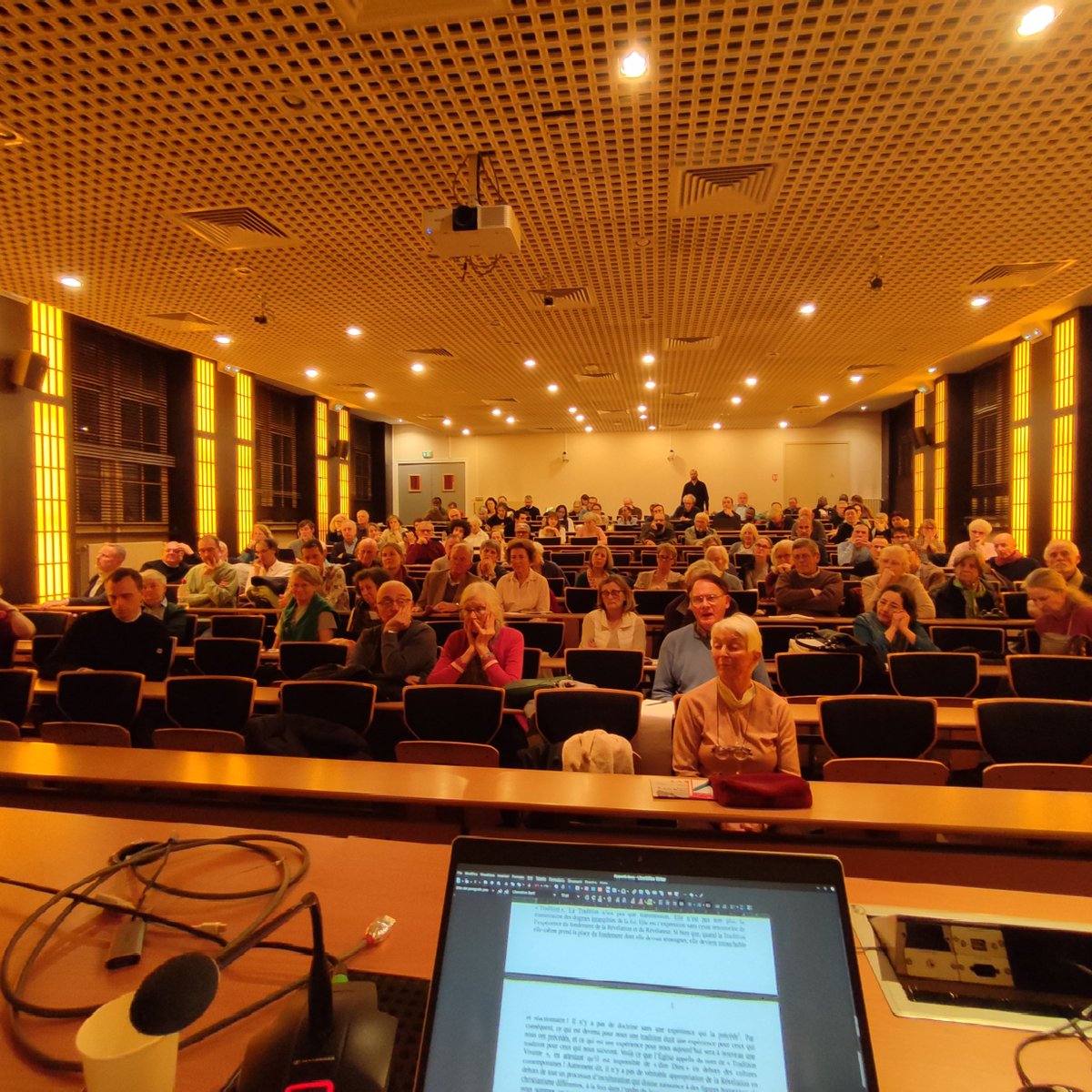 galatacla's tweet photo. Dire Dio in Dialogo in tempi bui, coscienti che questo implichi dare nuova consistenza all'unicità sacra dell'essere umano. La sfida interpella ancora molti: ce lo testimonia un anfiteatro affollato all'Université Catholique di Parigi.
#SNRM
@frJFBour
@PVincentFeroldi https://t.co/qSnKpmgVDs