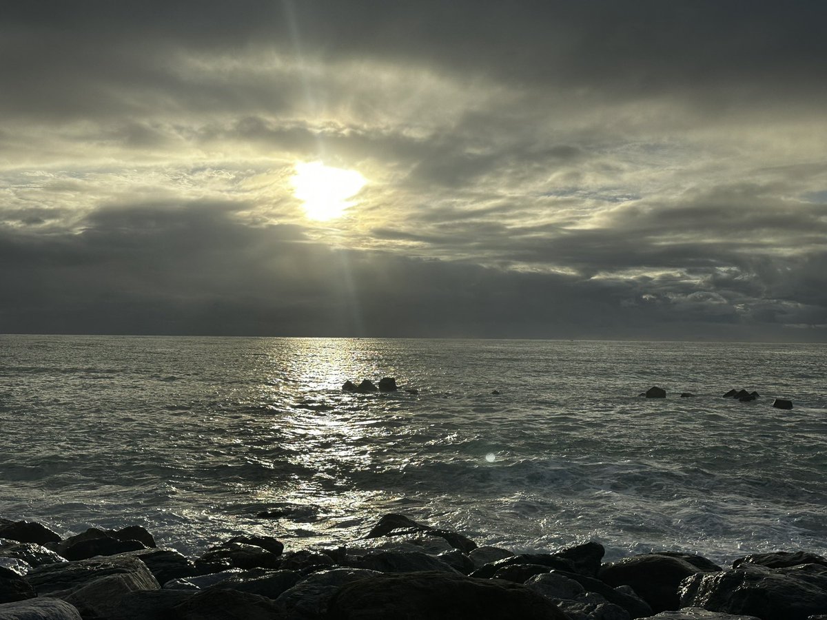 6:09am - Embracing the sunrise’s magic - a moment for morning meditation. Soaking up gratitude with the first rays of sunlight, filling the day with positivity and brightness ☀️🌅 

#kickstartyourday #Gratitude #Morningtime #Hualien #mentalhealth