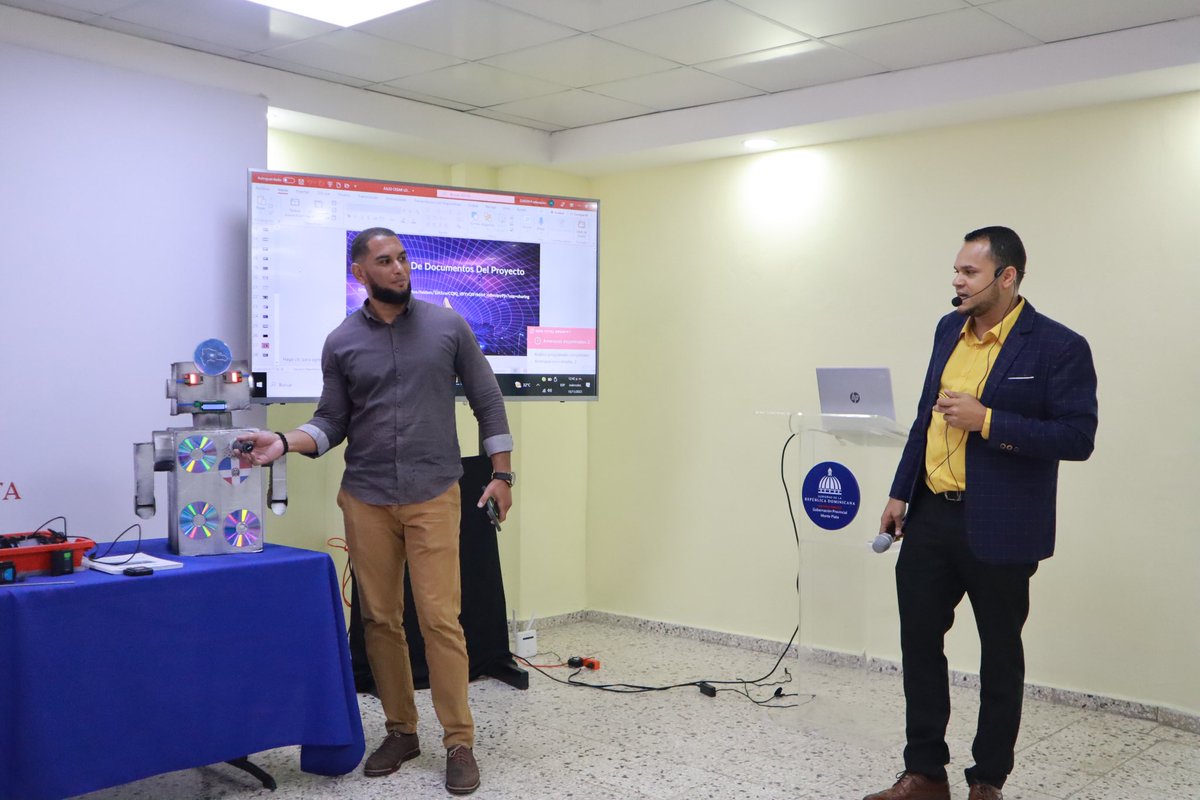 R17montePlata's tweet photo. Docentes innovadores presentan proyectos de buenas prácticas con aplicación en las TICs, bajo la coordinación de 
Randol Fabián, técnico regional de Informática Educativa.

@EducacionRDo https://t.co/CtGyYh5zhG