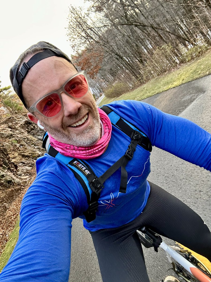 sfyro's tweet image. Can confirm there was a non-zero amount of ❄️ and 🦌 on the parkway for my impromptu 🌅 adventure…but at least there were ⛔️ 🚘. 

As an aside, I’m amazed at how parts of my 🚲 felt 35C cooler than when I got back home 🥶. Glad I packed extra mitts and 🧥. 

#ottbike #velogat