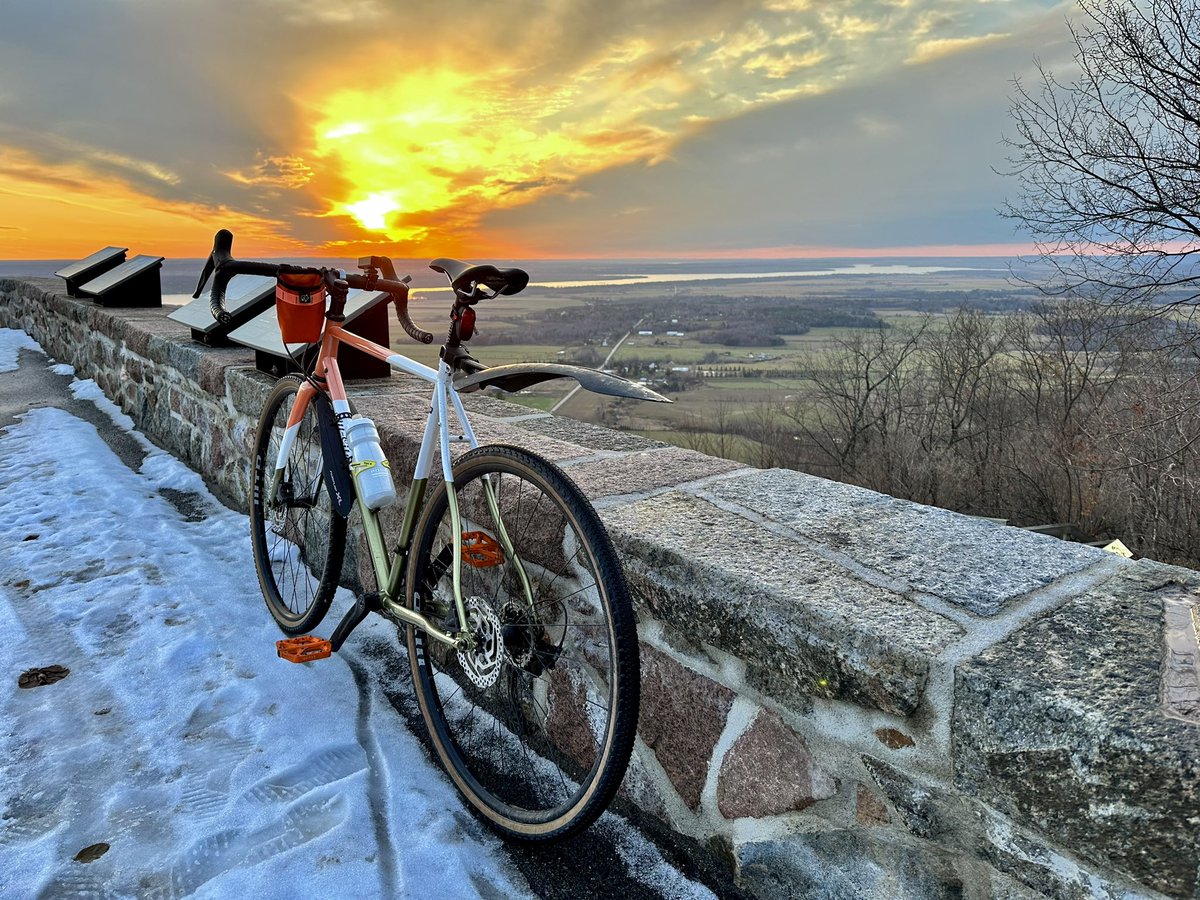 sfyro's tweet image. Can confirm there was a non-zero amount of ❄️ and 🦌 on the parkway for my impromptu 🌅 adventure…but at least there were ⛔️ 🚘. 

As an aside, I’m amazed at how parts of my 🚲 felt 35C cooler than when I got back home 🥶. Glad I packed extra mitts and 🧥. 

#ottbike #velogat