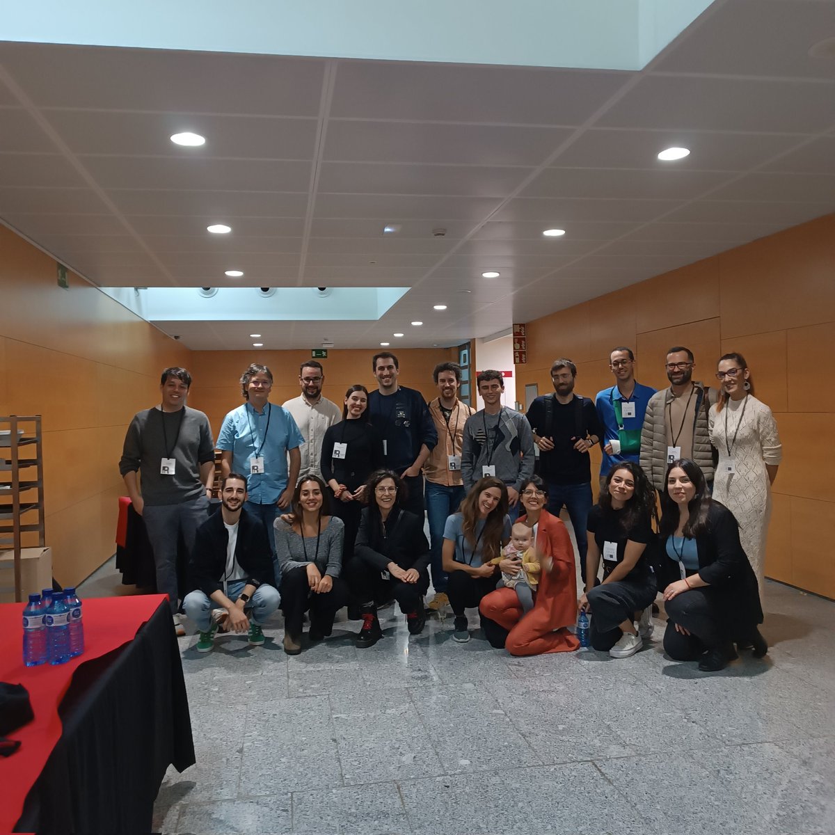 eli_vivas's tweet photo. Hemos tenido que montar un Congreso de #R en @comunicacioUPF para hacer una foto a tanto talento junto 

@adrimaqueda @LauraNavarroSol @VictriaVic @martgnz @ferranmorales @PauGuisado @kikollan @ClaverolWei @borjandrinot @Lluis_Revilla @leonardohansa @tech_with_char https://t.co/cJQTVgamX9