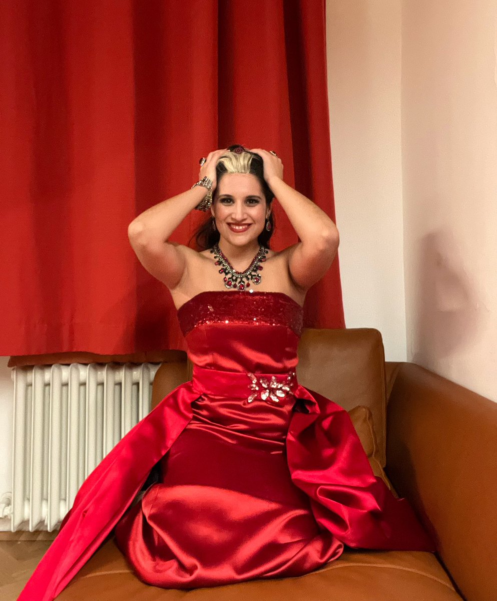 🥹 Acabo de debutar a la 𝐖𝐢𝐞𝐧𝐞𝐫 𝐒𝐭𝐚𝐚𝐭𝐬𝐨𝐩𝐞𝐫 @wienerstaatsoper amb la 👑 Reina de la Nit!❣️🫶🏽

Ara mateix estic en xoc…

•
•
#wienerstaatsoper #debut #königindernacht #königin #reinadelanit #diezauberflöte #mozart #genius #opera #vienna #wien #operalover