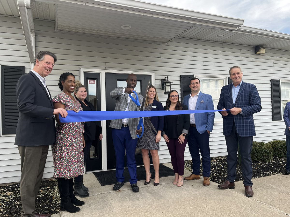 Perfect day for @crosscountrymtg Rochester’s ribbon cutting! @RochesterChambr CEO @BobDuffyROC joined community leaders to celebrate Regional VP Majuwa Kowai-Bell and his team on the opening of their new office - congratulations, Majuwa!!