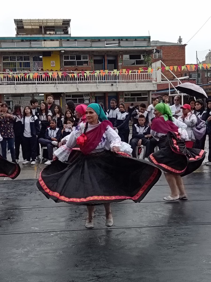Educacionbogota's tweet image. Un festival lleno de arte y diversión, con muestras culturales que estrecharon los lazos entre La Junta de Acción Comunal, la comunidad educativa y vecinos del sector. 🤗👏

Esta membrana es solo el principio de muchos más encuentros que unan al colegio y al barrio. #ProgramaECO