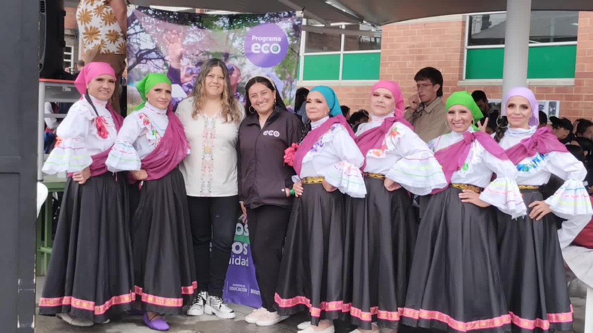 Educacionbogota's tweet image. Un festival lleno de arte y diversión, con muestras culturales que estrecharon los lazos entre La Junta de Acción Comunal, la comunidad educativa y vecinos del sector. 🤗👏

Esta membrana es solo el principio de muchos más encuentros que unan al colegio y al barrio. #ProgramaECO