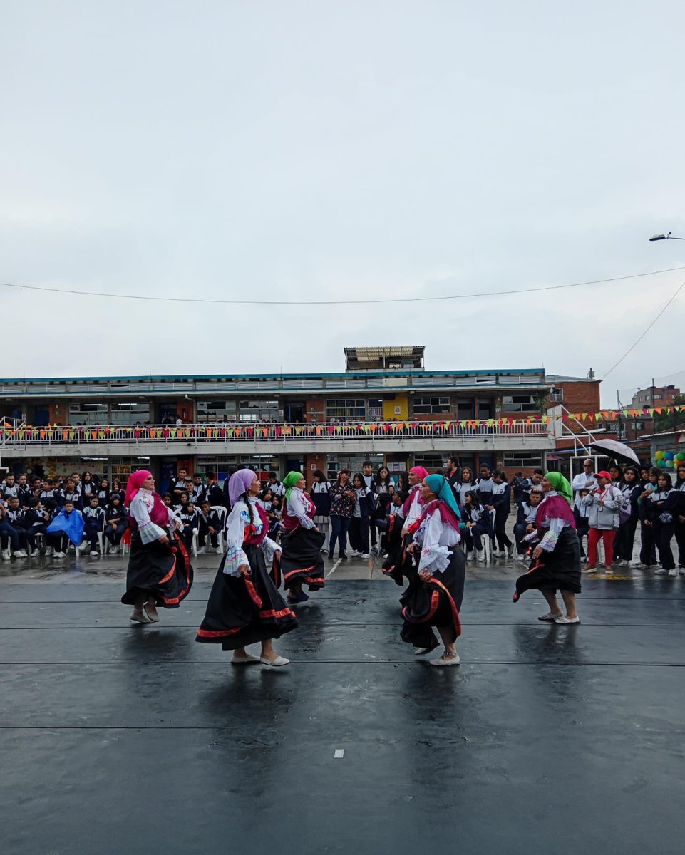 Educacionbogota's tweet image. Un festival lleno de arte y diversión, con muestras culturales que estrecharon los lazos entre La Junta de Acción Comunal, la comunidad educativa y vecinos del sector. 🤗👏

Esta membrana es solo el principio de muchos más encuentros que unan al colegio y al barrio. #ProgramaECO