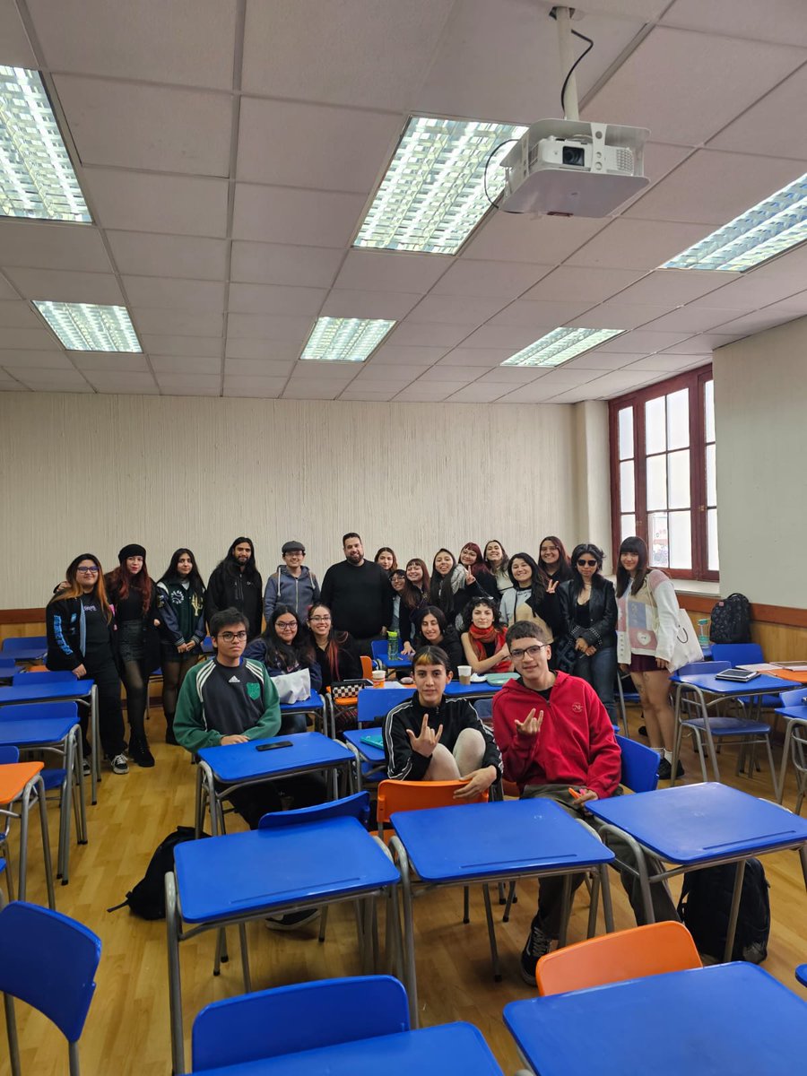 jphramos's tweet photo. Hoy dejamos las escuelas y volvemos a las aulas universitarias. Excelente acogida de los estudiantes de 2° de Psicología de la @usach https://t.co/3Q2b4COZI1