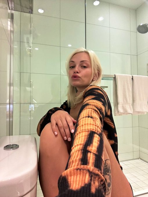 1 pic. I gotta thang for b*tchez https://t.co/Wtc2tgo28H