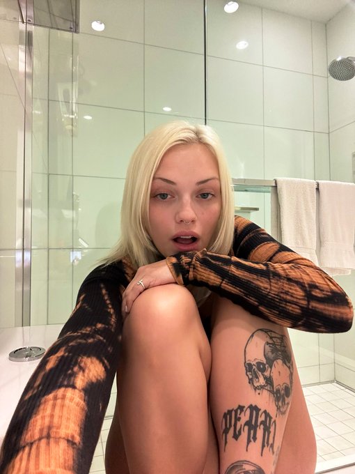 4 pic. I gotta thang for b*tchez https://t.co/Wtc2tgo28H