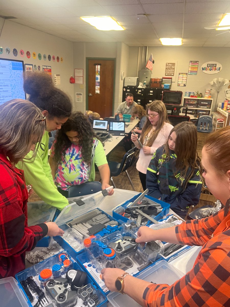 PeeplesDawn's tweet image. YES! Another Robotics team has begun!!!! Students at CE are a part of the excitement and are LOVING LEARNING! Thank you to everyone who made this possible for our kiddos! #roboticsrocks #cabotstem