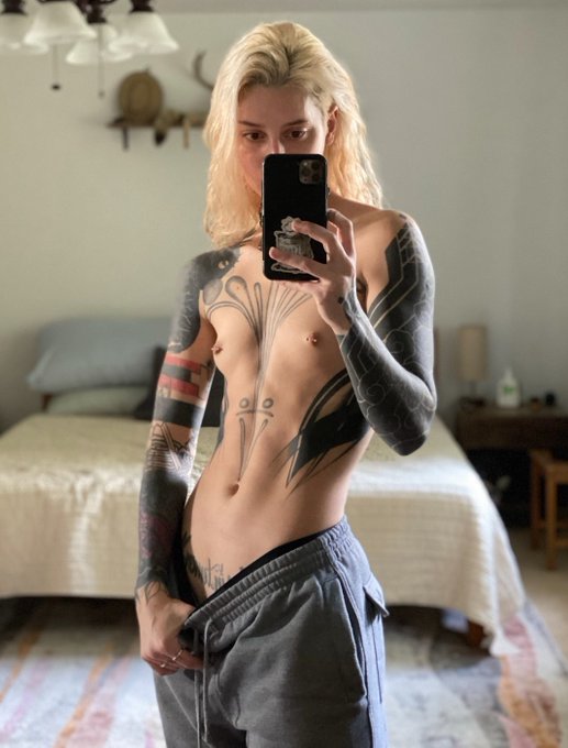 Cam Damage (Trans Reznor) - 1 pic. It’s trans awareness week apparently so please be aware of how many more tattoos I have now vs 3 years ago https://t.co/U0owNSRsaW
