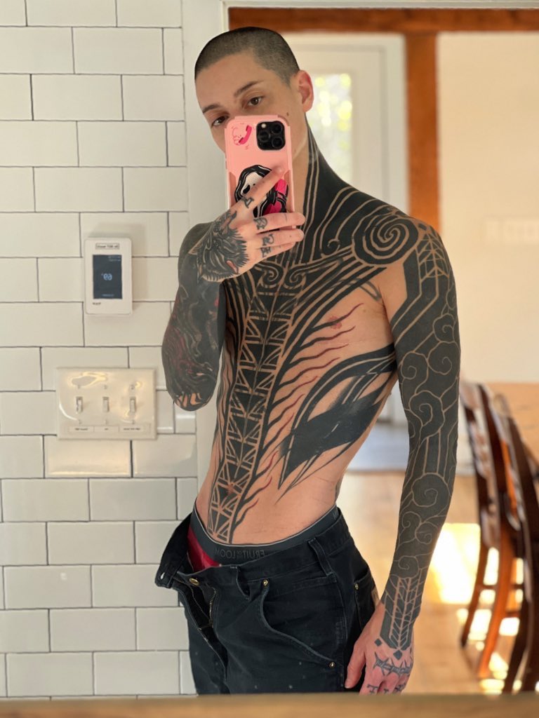 2 pic. It’s trans awareness week apparently so please be aware of how many more tattoos I have now vs 3 years ago https://t.co/U0owNSRsaW