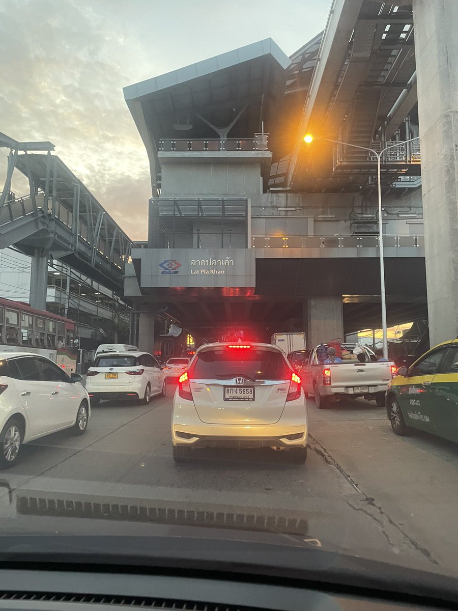 beervolvo's tweet photo. สถานีลาดปลาเค้า รามอินทรากม. 2 มุ่งหน้ากม. 4 เลนขวาปิดสองช่องทาง @js100radio https://t.co/0r1djjplmB
