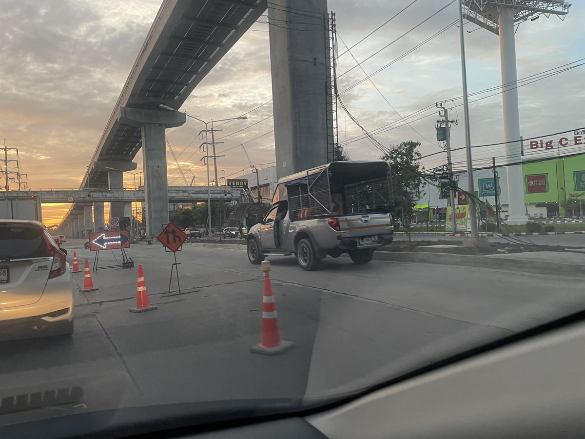 beervolvo's tweet photo. สถานีลาดปลาเค้า รามอินทรากม. 2 มุ่งหน้ากม. 4 เลนขวาปิดสองช่องทาง @js100radio https://t.co/0r1djjplmB