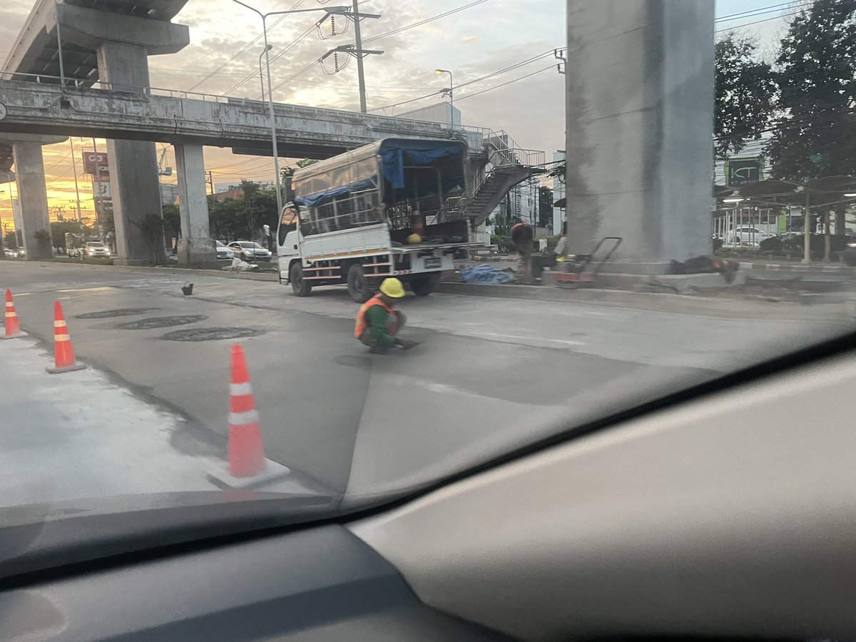 beervolvo's tweet photo. สถานีลาดปลาเค้า รามอินทรากม. 2 มุ่งหน้ากม. 4 เลนขวาปิดสองช่องทาง @js100radio https://t.co/0r1djjplmB
