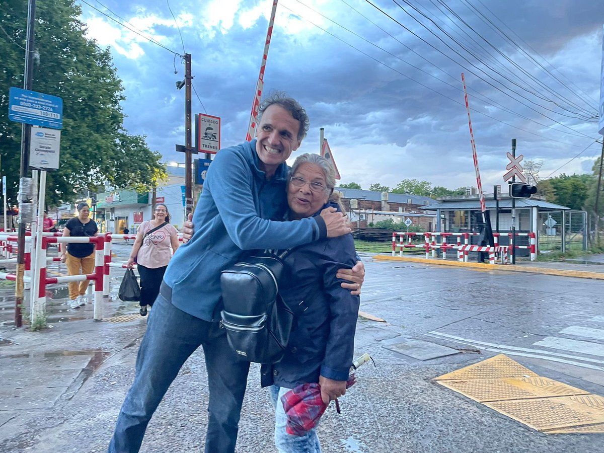 gkatopodis's tweet photo. Nos quedan dos días de campaña y cuatro para convencer a amigos, vecinos y compañeros de trabajo de que podemos construir una Argentina para todos y todas en paz.

#SomosUnaMareaDeGente que cree que @SergioMassa va a ser un gran presidente para nuestro país. 

#MassaPresidente
#MileiNo