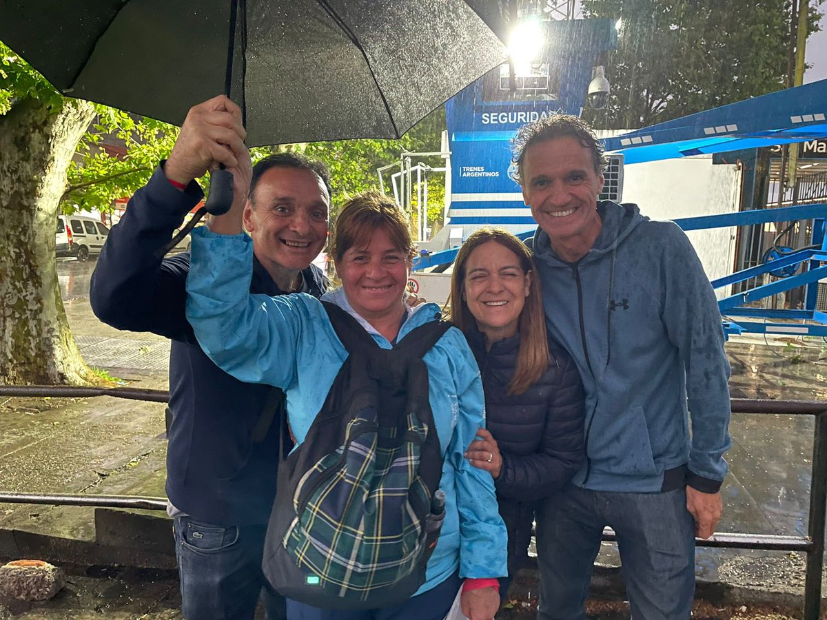 gkatopodis's tweet photo. Nos quedan dos días de campaña y cuatro para convencer a amigos, vecinos y compañeros de trabajo de que podemos construir una Argentina para todos y todas en paz.

#SomosUnaMareaDeGente que cree que @SergioMassa va a ser un gran presidente para nuestro país. 

#MassaPresidente
#MileiNo