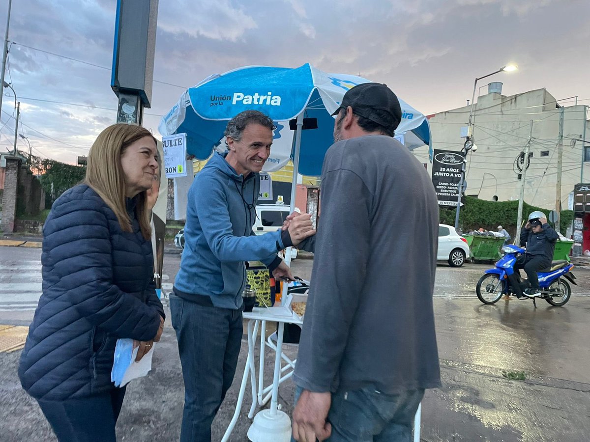 gkatopodis's tweet photo. Nos quedan dos días de campaña y cuatro para convencer a amigos, vecinos y compañeros de trabajo de que podemos construir una Argentina para todos y todas en paz.

#SomosUnaMareaDeGente que cree que @SergioMassa va a ser un gran presidente para nuestro país. 

#MassaPresidente
#MileiNo