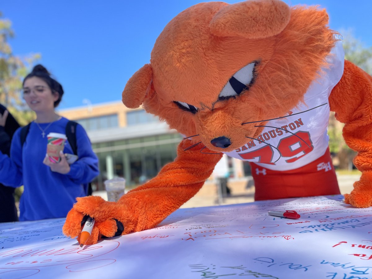 Today we celebrated National Philanthropy Awareness Day in Parker Plaza! Students, staff, and even Sammy signed a banner saying thank you to our donors that do so much to support our university.Thank you to everyone who stopped by and participated with us another year. 🤩