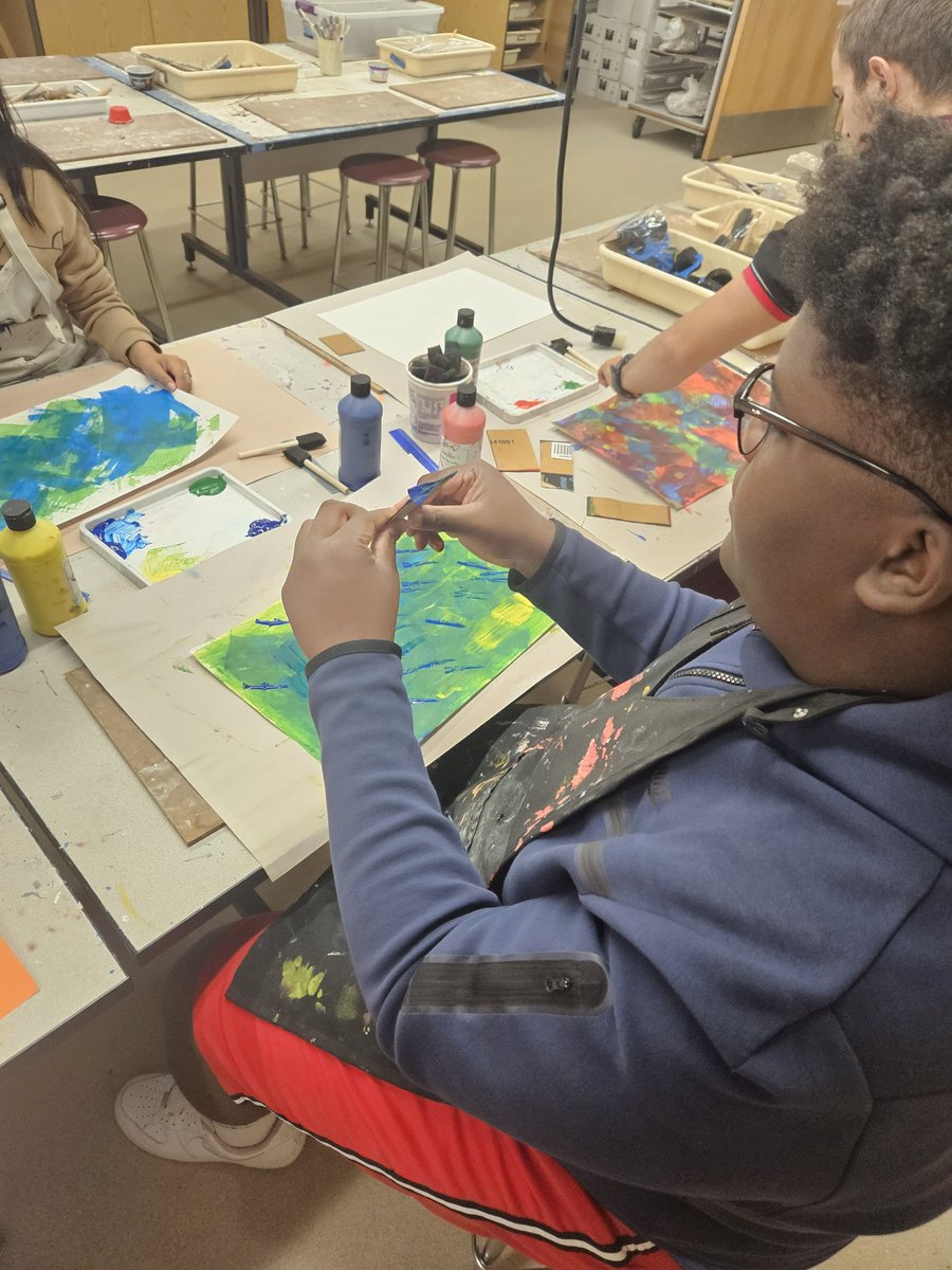 ArtTrojan's tweet photo. @LWCHSTrojans painting their abstract backgrounds for some #architecture #designs 🎨❤️
@villani824 @kgwhetsell @Clevemaloon #highschoolart #ldub #lakeworth https://t.co/pASVOyLqBz