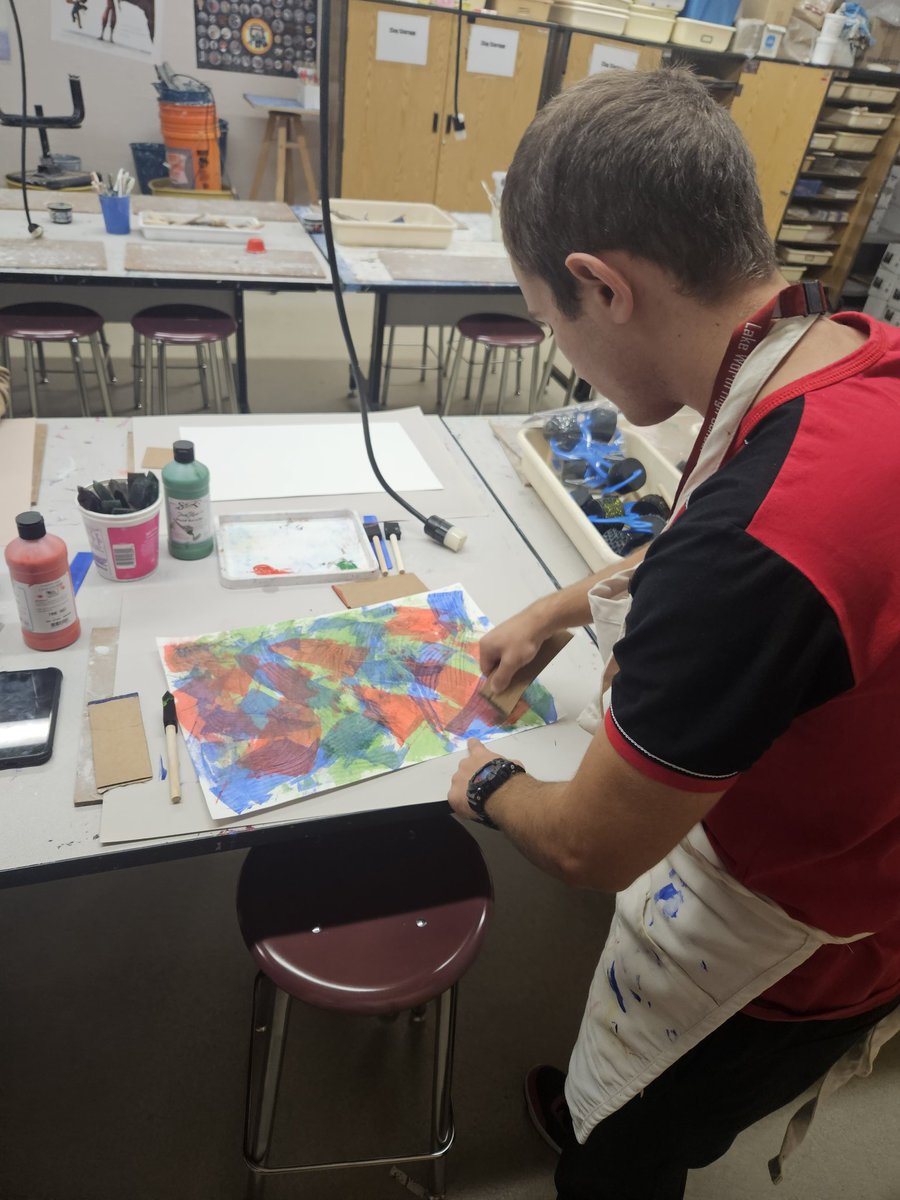 ArtTrojan's tweet photo. @LWCHSTrojans painting their abstract backgrounds for some #architecture #designs 🎨❤️
@villani824 @kgwhetsell @Clevemaloon #highschoolart #ldub #lakeworth https://t.co/pASVOyLqBz