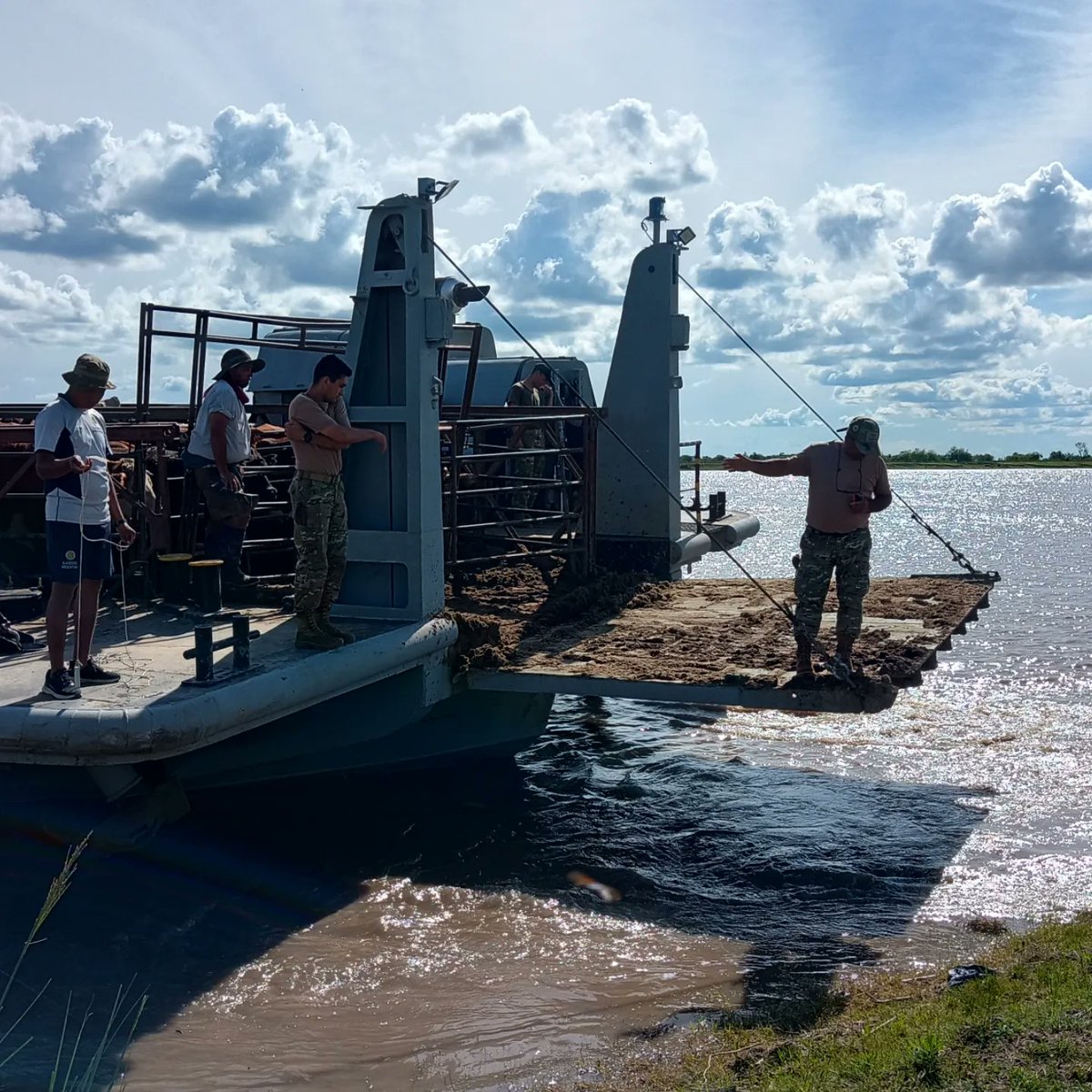 joacbello's tweet photo. Con gran compromiso y profesionalismo el @Ejercito_Arg y la @RuralGuay630 colaboran con productores de Entre Ríos ante la crecida del río Paraná. https://t.co/2592zZc3JZ