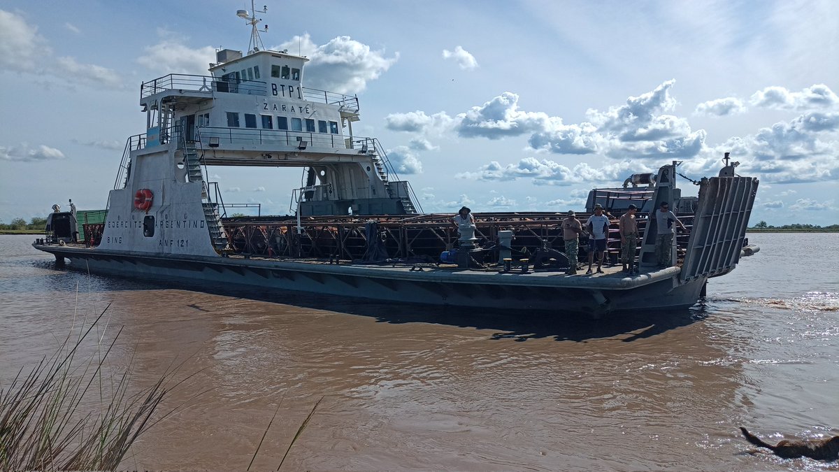 joacbello's tweet photo. Con gran compromiso y profesionalismo el @Ejercito_Arg y la @RuralGuay630 colaboran con productores de Entre Ríos ante la crecida del río Paraná. https://t.co/2592zZc3JZ