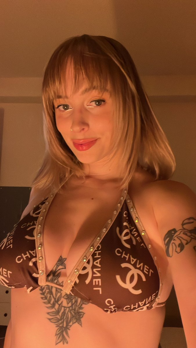 dombeatrixlove's tweet photo. Going live for a bit on jerkmate, catch me if you can! 🏃‍♀️ 

Skype shows ~ femdom goddess https://t.co/ugDDjs7kL8