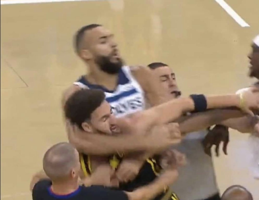 mnyla17's tweet photo. @WarriorsMuse They only show Dray's choke hold, what about this https://t.co/UCTA7e5M9e