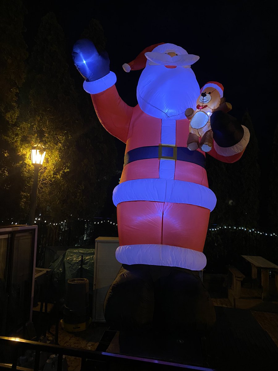 Joel_Welch's tweet photo. A giant of the North has arrived at the Grad Club for the holiday season. 

#GradClub #WesternU #GradLifeWesternU #SOGS #SantaClaus @uwogradclub @westernsogs https://t.co/pdlVlQZJLq