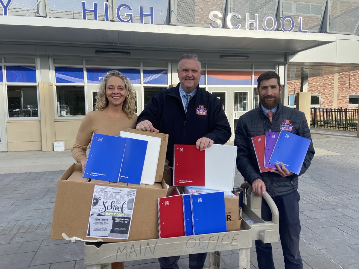 MrDPrincipalDHS's tweet photo. A big thank you to Nicole from @UnitedWay for the donation of school supplies to DHS! #HatterPride #empoeringfamiliestothrive.  . https://t.co/7l4dXMgoqP
