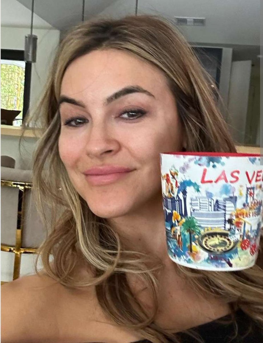darth_nalgas's tweet photo. If you have any IQ whatsoever you can see that chrishell is one of the most shallow people ever. 

The cast enables her due to fear of being canceled. She gaslights amanza non stop and trashes her.

Plays dirty.

Makes Christine look like an angel. 

#SellingSunset 
#Netflix https://t.co/8XYCc1Uv5L