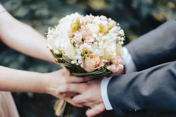 「【最新調査】コロナ禍で結婚式はこんなに変わった!費用総額の平均や招待客人数は? 」|BuzzFeed Japanのイラスト