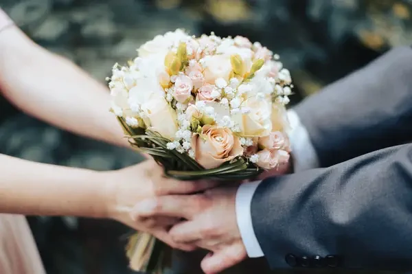 【最新調査】コロナ禍で結婚式はこんなに変わった!費用総額の平均や招待客人数は?   キーワードは既成概念を超えた「NOノーマル婚」。主催者の満足度は過去最高を記録しました  写真:Wirestock / Getty Images