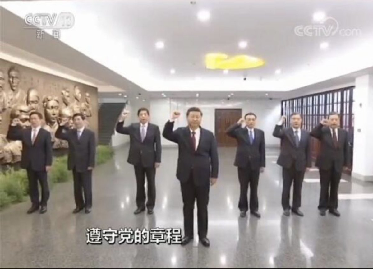 Huiling37181700's tweet photo. 這些黨徒舉右手宣誓：

志愿加入中国共产党，
为共产主义奋斗终身，
随时准备为党牺牲一切，
永不叛党。
⋯⋯⋯

自古到今，發毒誓是會應驗的。
一旦應驗，命就沒了。
所以一直呼籲人們趕快三退保平安！
👉https://t.co/i94WpXO992! https://t.co/OFqJ5nrDwk