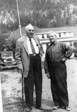 Miyazaki_House's tweet photo. Judge Fisher and Artie Phair in front of the Lillooet courthouse about 1956.

Read more 👉 https://t.co/ITxZlbAnaM

#ProminentFamily #SchoolTeacher #GoldCommissioner #GovernmentAgent #ChiefConstable #FireChief #GameWarden https://t.co/DPPBvQlScu