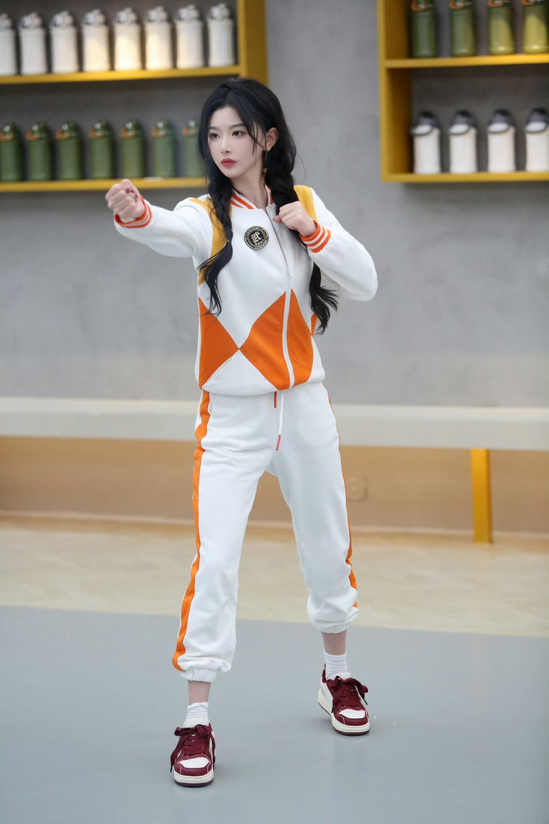 queenxueer's tweet photo. Xueer works studio weibo update {1/2}

Challenge yourself move forward with determination💪The journey of growth in force value is about to begin🎬

#KongXueer #孔雪儿 #SherryKong https://t.co/0Ie8MtHSTu