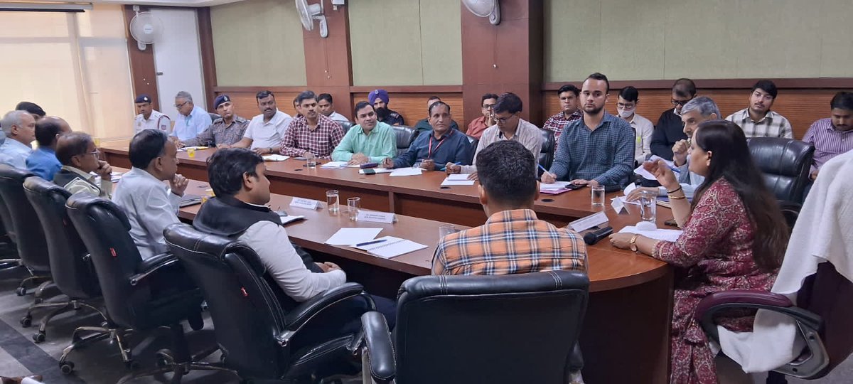 DMwestDelhi's tweet photo. A meeting was convened under the  Chairpersonship of District Magistrate West on 14.11.2023 with all stakeholders and representatives of Chhath Pooja Samitis regarding preparations for Chhath Pooja festival 2023. All department were given directions for timely action @SinghKinny https://t.co/5gNN7Vw0Ld