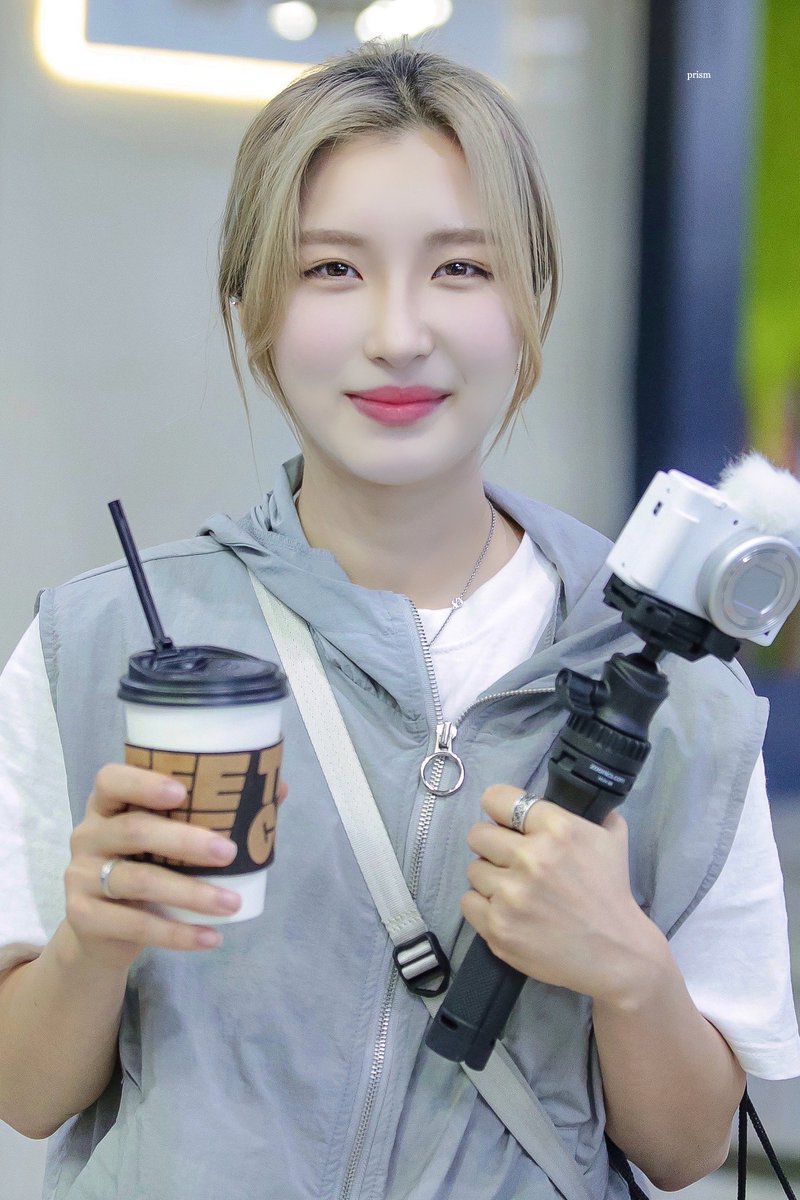 230630 #김길리 #쇼트트랙

보정하다만걸 이제야 발견해서..ㅎㅎ

나 : 유튜버 데뷔하는거야?
아랑언니 : 길리 제 카메라 들고 유튜버 한대요~~