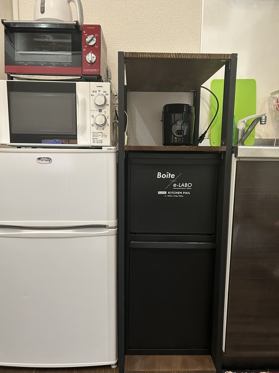 ネットから購入した棚(左)の寸法が合わなくて、しょうがないな、面倒だな。。。と思いながら手作りにした、何度も作り直したが、ピッタリです、初回にして大満足🥰