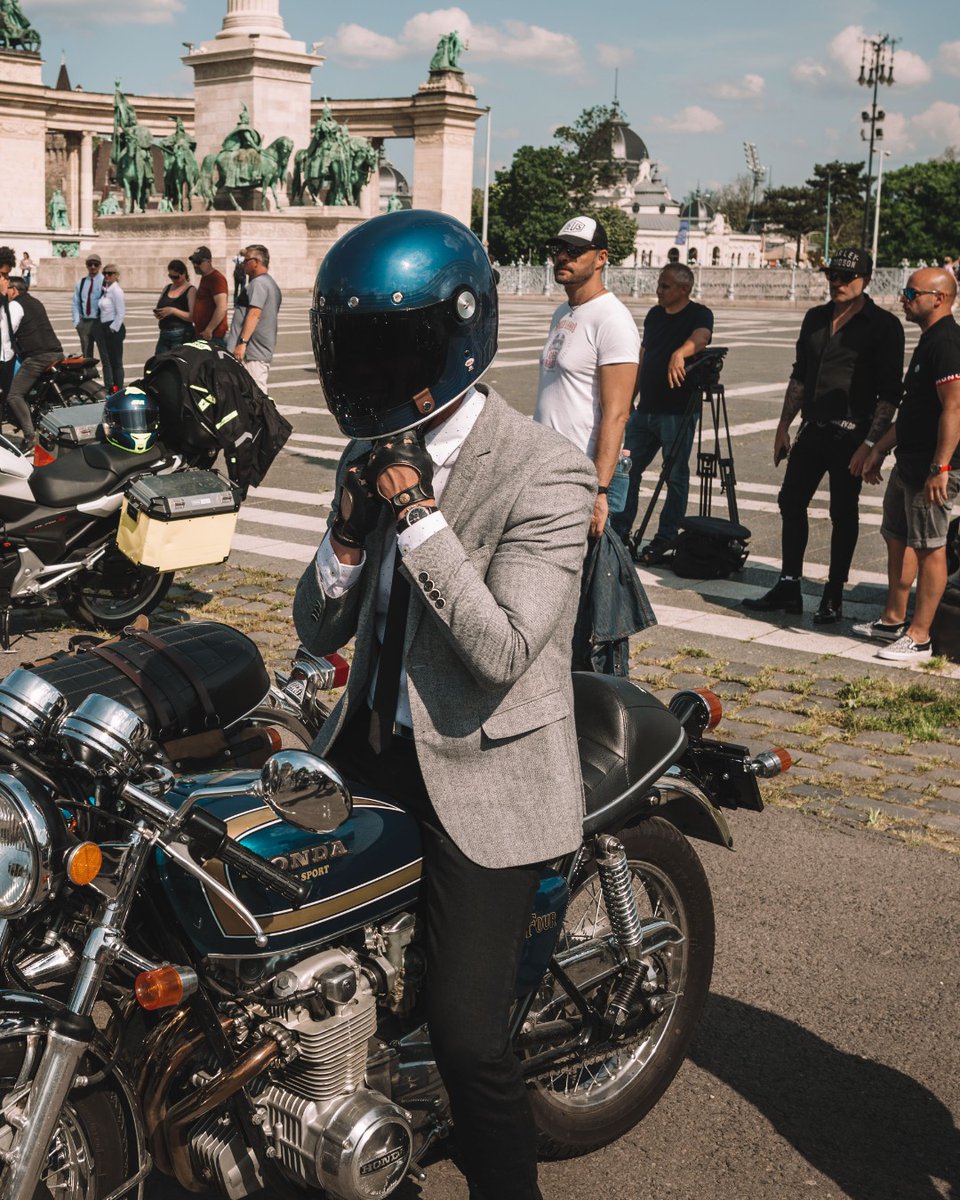 gentlemansride's tweet image. A touch of blue in Budapest, matching the beautiful paint work from the four cylinder  CB750.

🌎 Budapest, Hungary
📸 Fehér Tamás