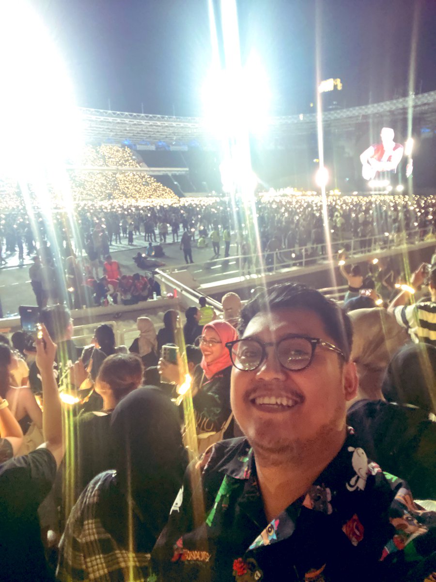umenumen's tweet photo. #TwitterDoYourMagic 
Buat teteh yg duduk di sebelah saya: Cat 3 Door 43 Row 10 Seat 62 (dia tukeran duduk jelang akhir konser), saya mau kenalan sehabis konser #ColdplayInJakarta, tapi kelupaan dan gak sempat. Kalau kamu baca ini, boleh kenalan? 

Kalau gak boleh, abaikan aja. 😂 https://t.co/bSosj92YJs